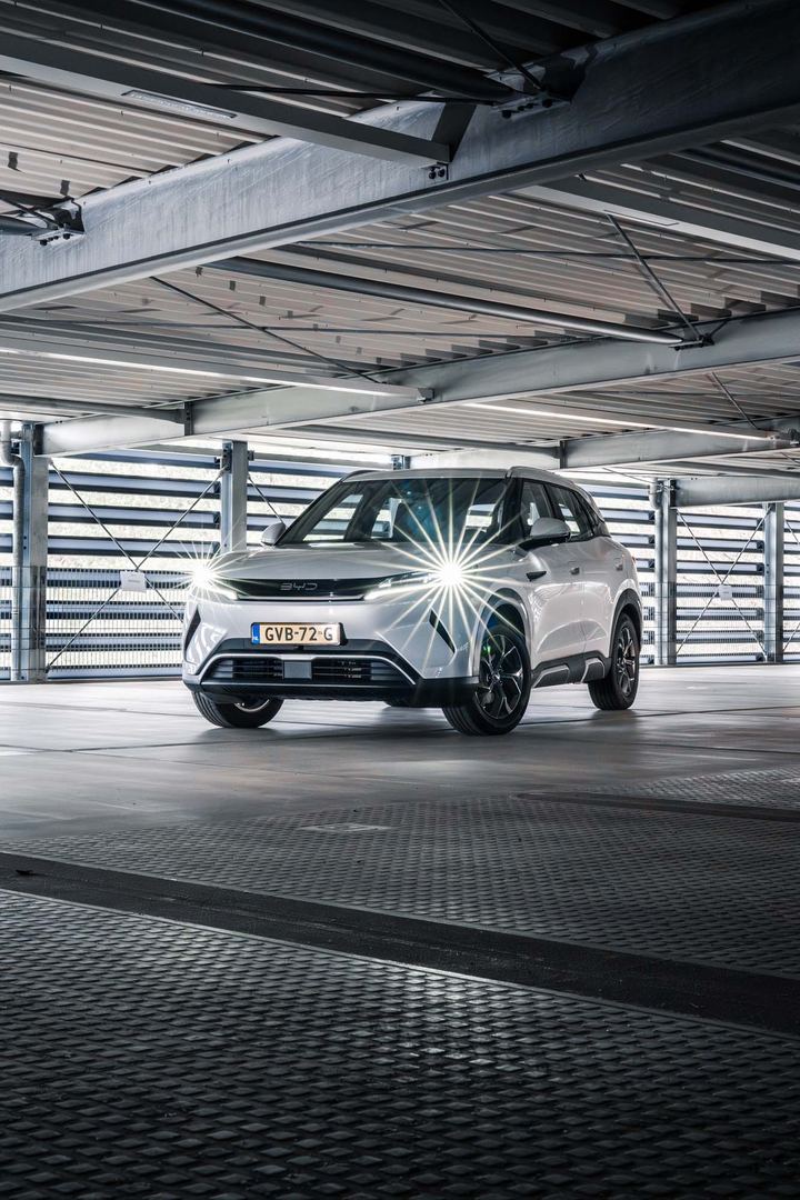 Fahrzeug in einer futuristischen Studiohalle