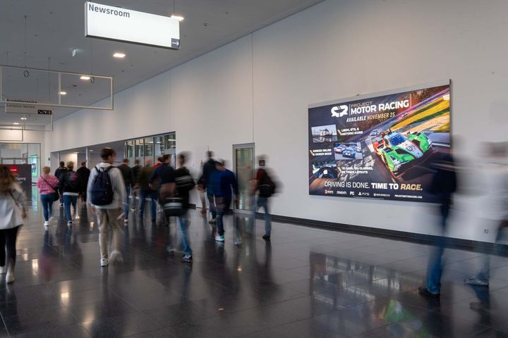 Digitale Werbefläche in einem Veranstaltungsgebäude