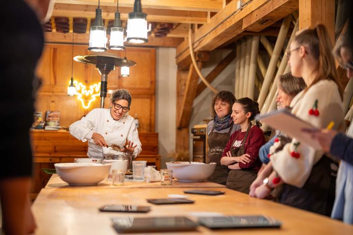 Kulinarische Veranstaltung in warmer Atmosphäre