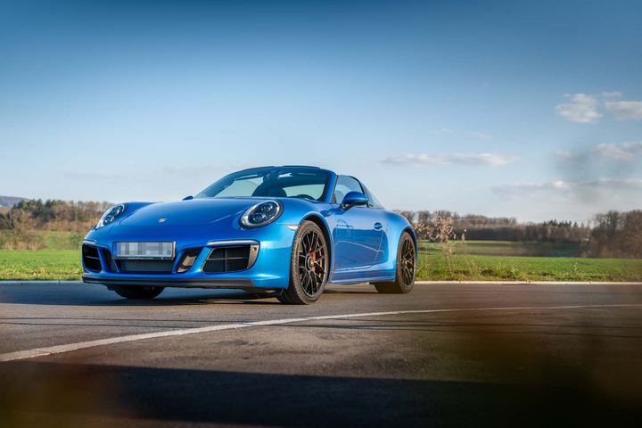 Blauer Porsche auf einem Flugfeld