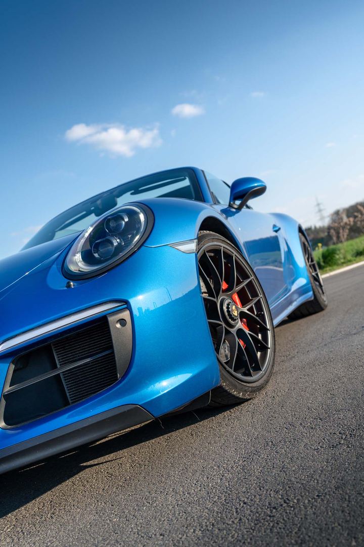 Nahaufnahme eines blauen Porsche