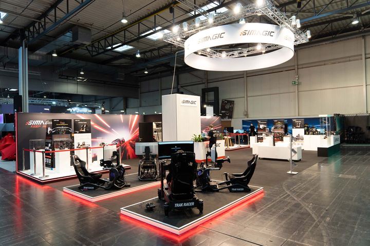 SimRacing-Messestand in einer großen Halle