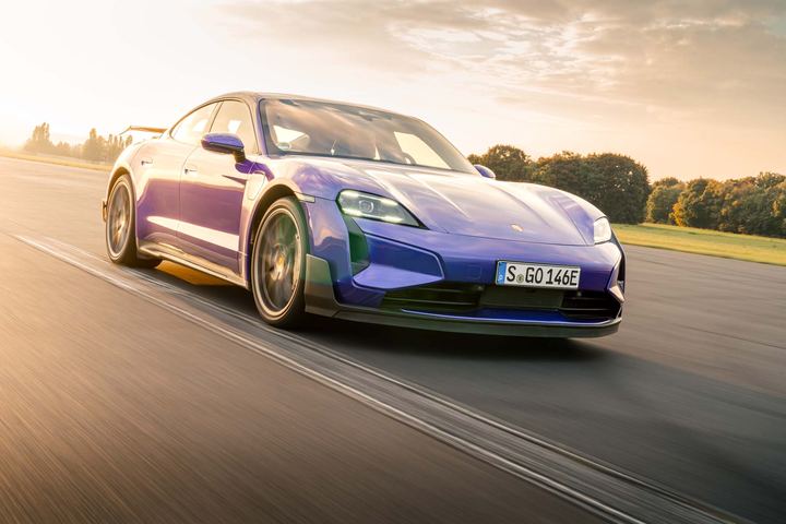 Porsche Taycan in einer Fahraufnahme bei Abendlicht