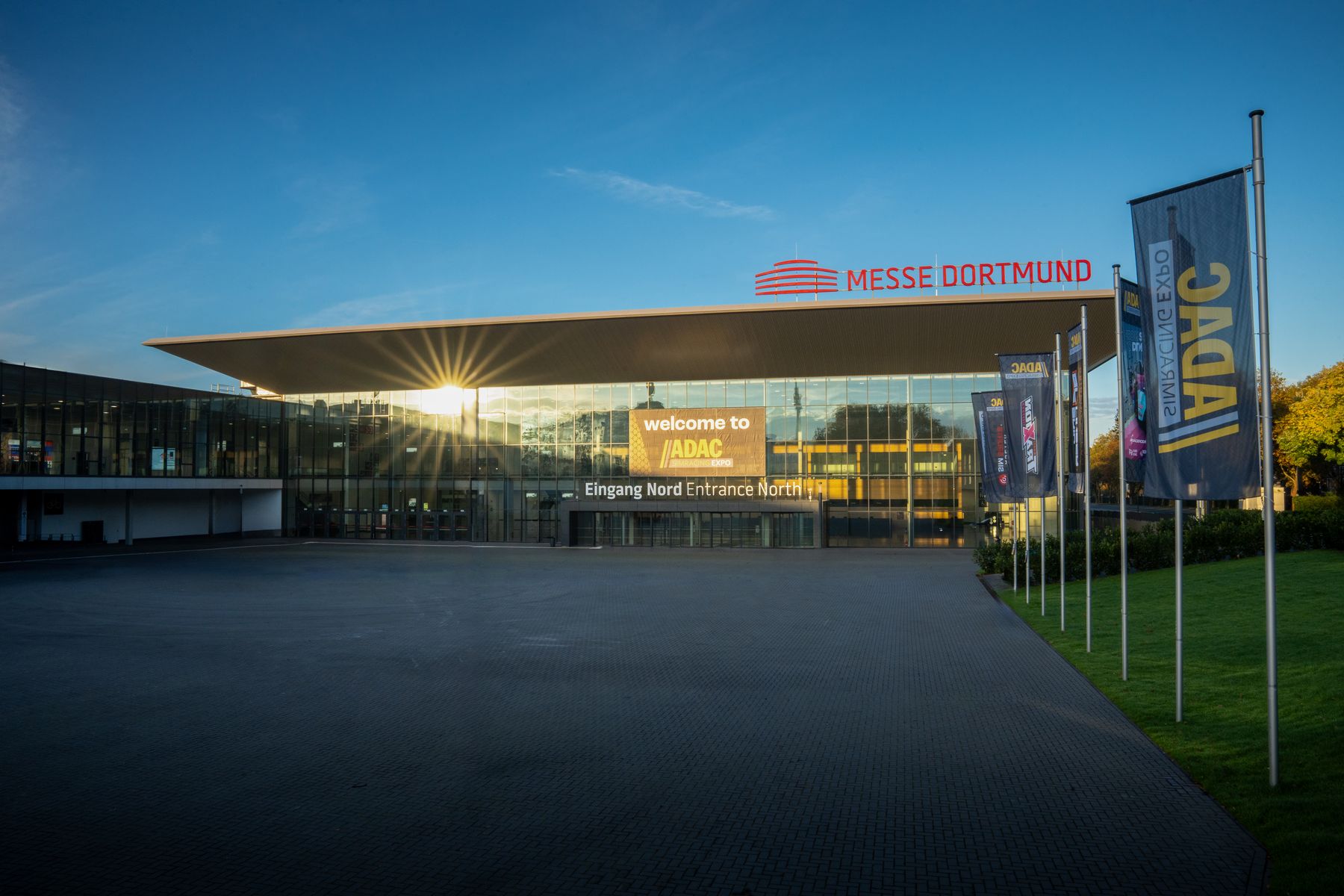 Eingang der ADAC SimRacing Expo in Dortmund